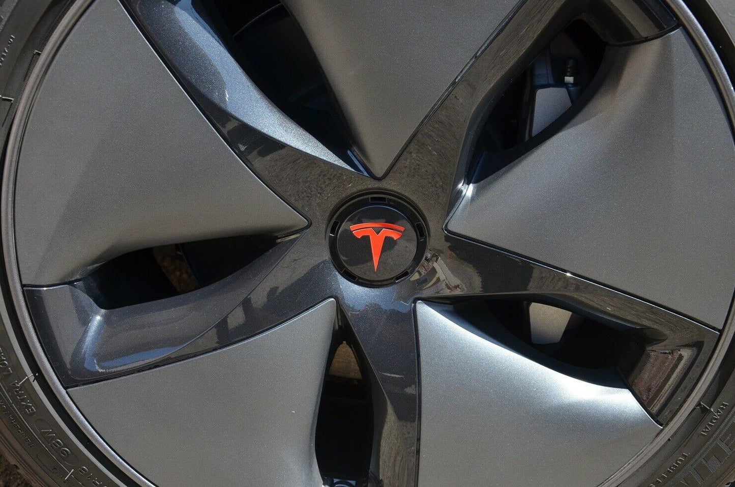 Tesla Model S / X / Y / 3 Wheel Rim Emblem Sticker